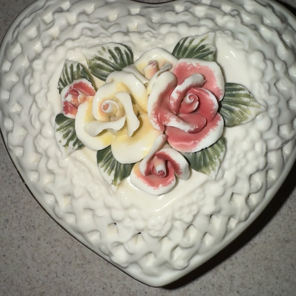 VintageHeart Shaped Ceramic Trinket Box with Rose Lid ♥️♥️♥️